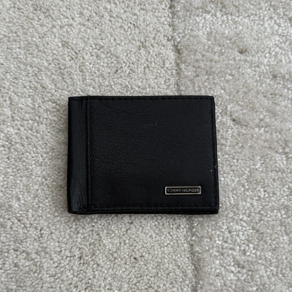 Tommy Hilfiger Black Leather Money Clip Wallet with Logo Plaque